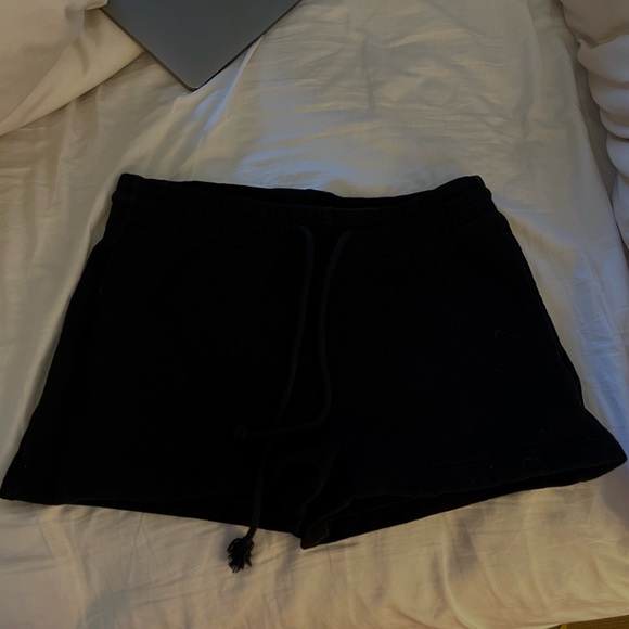 ARITZIA TNA Fleece Black Boyfriend Shorts Medium *Worn Once* - Picture 2 of 6